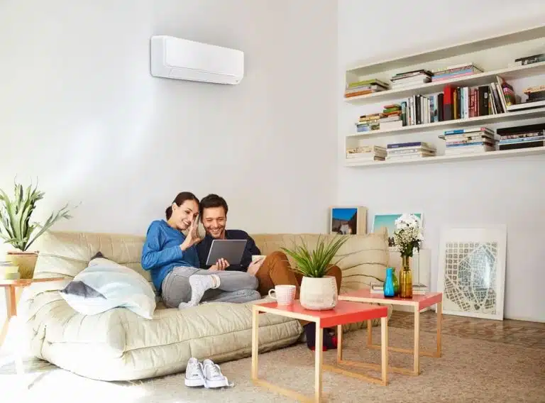Climatisation réversible murale Bosch Climate 6000i dans un salon : un seul appareil pour rafraîchir l'été et chauffer l'hiver