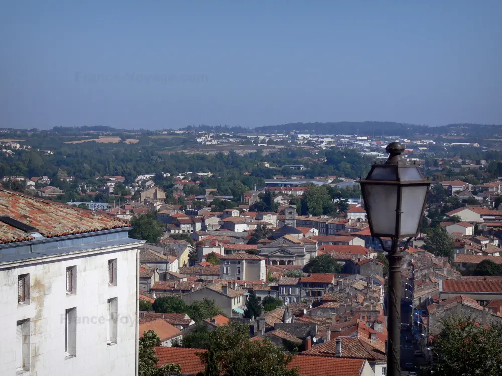Vue panoramique de la ville d’Angoulême en Charente, zone d’intervention F2C pour l’installation de pompes à chaleur
