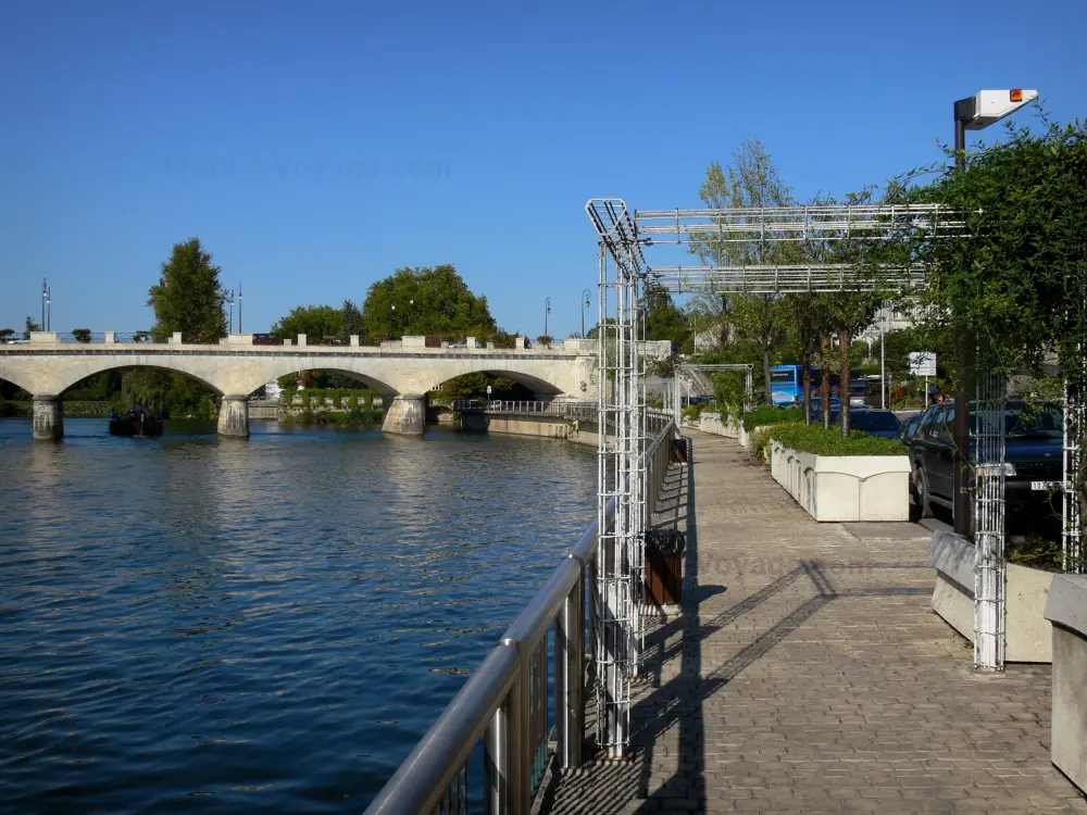Vue panoramique de la ville de Cognac en Charente, zone d’intervention F2C pour l’installation de pompes à chaleur