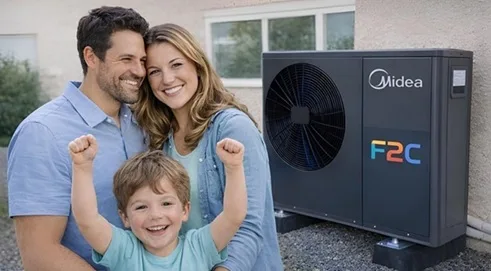 Famille heureuse devant une pompe à chaleur Midea installée par F2C en Charente