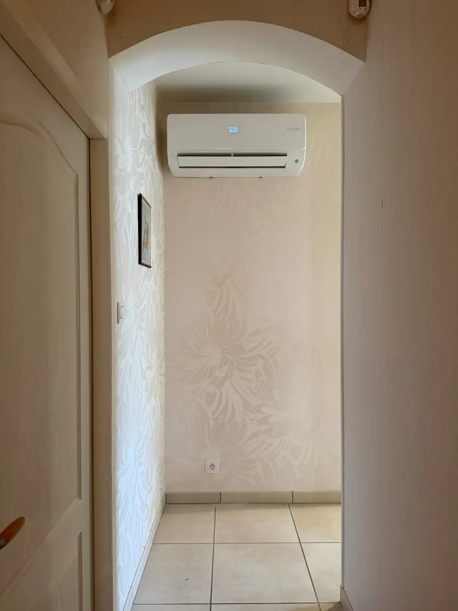 Climatisation murale Bosch installée par F2C dans un couloir