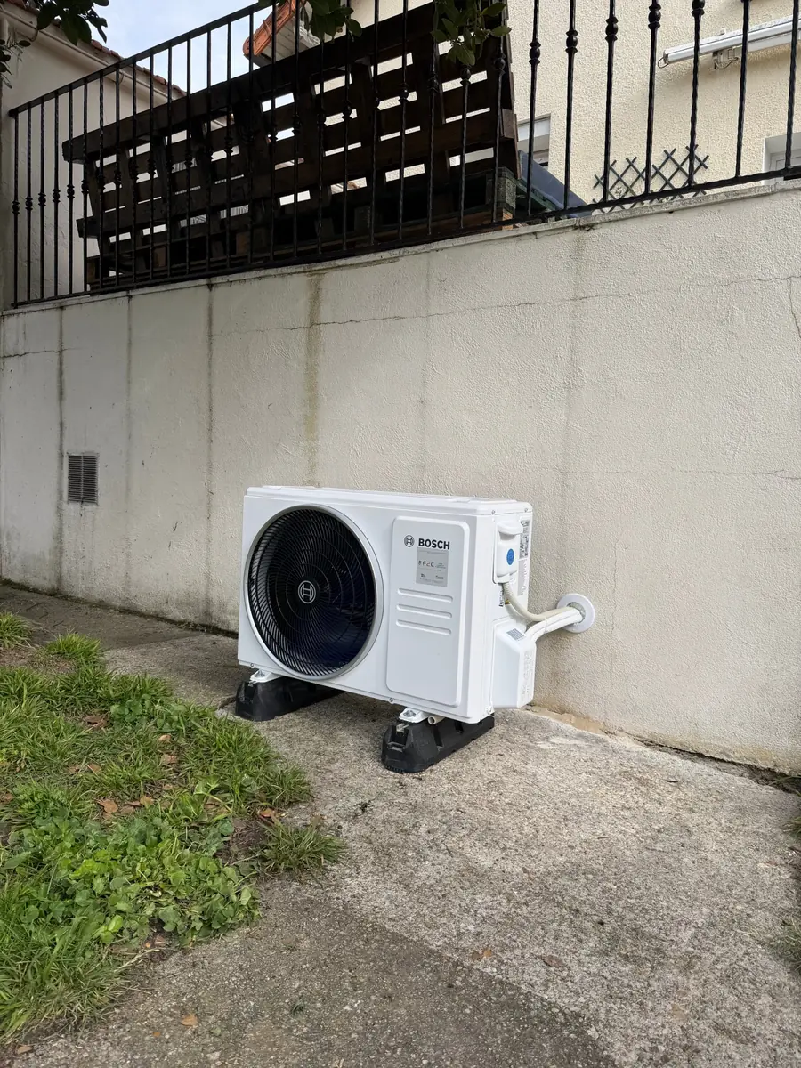 Groupe extérieur de climatisation Bosch posé par F2C sur plots dans une cour