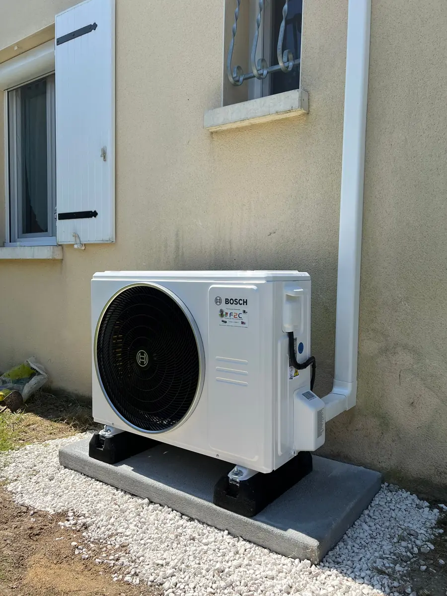 Groupe extérieur de climatisation Bosch posé par F2C sur dalle et plots antivibratiles